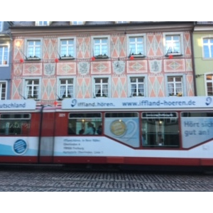 die Straßenbahn