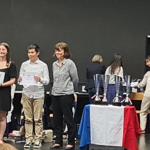 Thierry et Morgane accompagnés de Mme Jouan, enseignante.